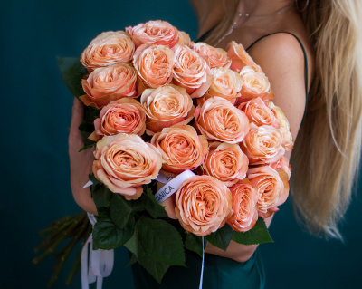 Букет из 21 пионовидной розы сорта KAHALA