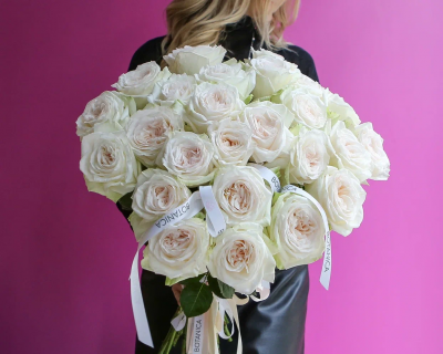 Букет из 25 пионовидных роз сорта WHITE O'HARA